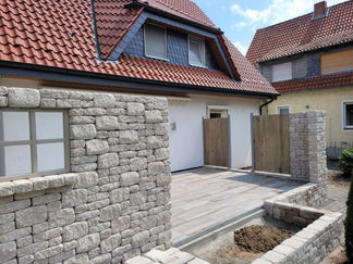 Referenzprojekt02: Feinsteinzeugterrasse mit Sichtschutz Bauphase in Rödinghausen - Oppermann Gartengestaltung