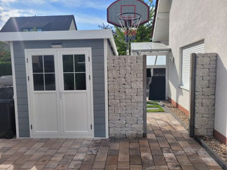 Referenzprojekt06: Sichtschutz aus Mauersteinen und
Pflasterung in Löhne | Oppermann Garten - und Landschaftsbau Meisterbetrieb