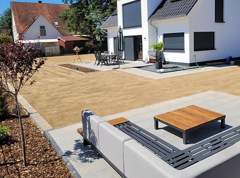 Moderne Gartenanlage mit Lounge-Terrasse und Lounge-Möbeln