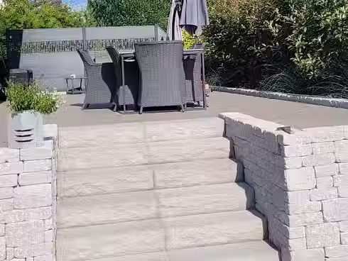 Gartenmauer und Treppenanlage aus Betonsteinen in Hüllhorst – Oppermann Garten- und Landschaftsbau