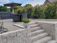 WPC-Terrasse mit Wechselmauerwerk und Treppe