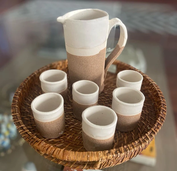 Espacio de taller de cerámica gres con piezas artesanales, texturas naturales y luz cálida, experiencia creativa en La Belleza de Crear