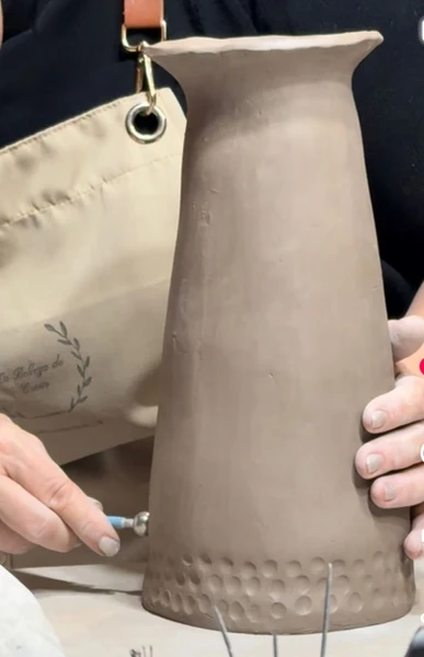 Espacio de taller de cerámica gres con piezas artesanales, texturas naturales y luz cálida, experiencia creativa en La Belleza de Crear