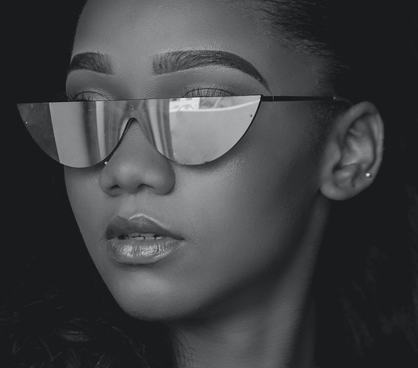 woman-wearing-sunglasses-3868968.jpg