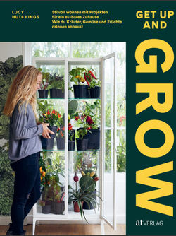 Frau stellt Topfpflanzen in einen weißen Schrank; grünes Cover mit gelbem Text; Lucy Hutchings, „Get Up and Grow. Stilvoll wohnen mit Projekten für ein essbares Zuhause. Wie du Kräuter, Gemüse und Früchte drinnen anbaust“