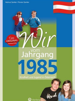 Buchcover "Wir vom Jahrgang 1985" von Helmuth Santler. Mädchen in roter Jacke Hand in Hand mit Bub in blauem Pullover auf grün-blauem Hintergrund. Österreichische Flagge oben rechts. Rechts unten zwei Jugendliche in geschwisterlicher Umarmung.