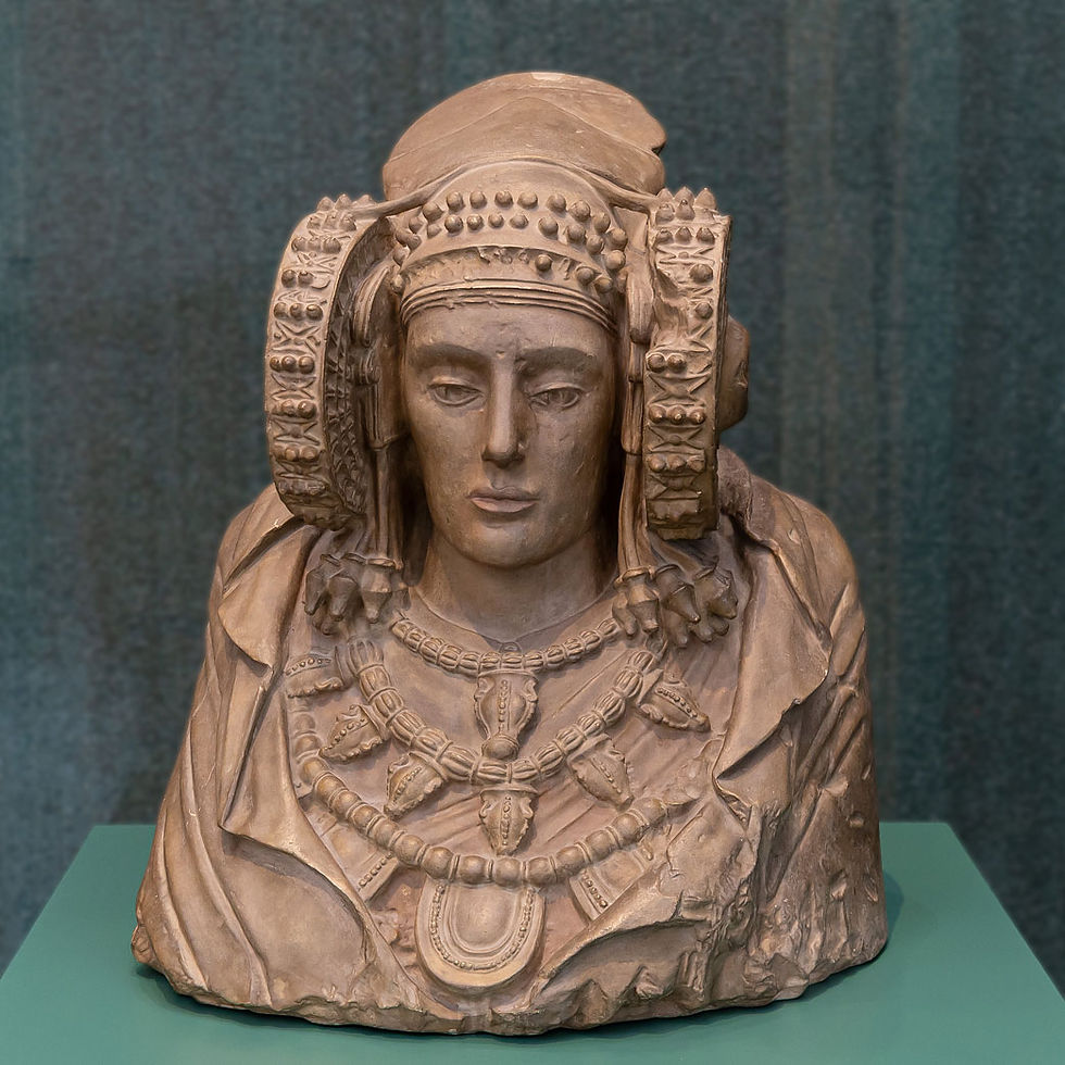 Büste einer Frau mit detailliertem Kopfschmuck und Schmuck auf einem Sockel, neutraler Gesichtsausdruck. Hintergrund in dunklen Tönen.
Replik der iberischen Frauenbüste Dama de Elche, Teil der Ausstellung Die geheimnisvolle Welt der Iberer, Mamuz Mistelbach