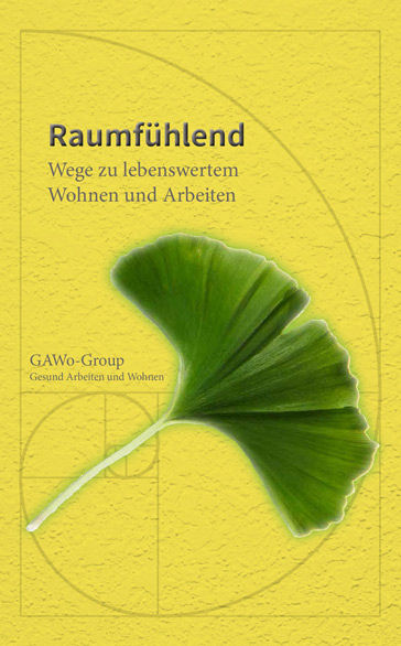 Gelbes Buchcover mit grünem Ginkgoblatt, eingefügt in eine Spirale, die dem goldenen Schnitt folgt; Titel: Raumfühlend – Wege zu lebenswertem Wohnen und Arbeiten, hrsg. von GAWo-Group.