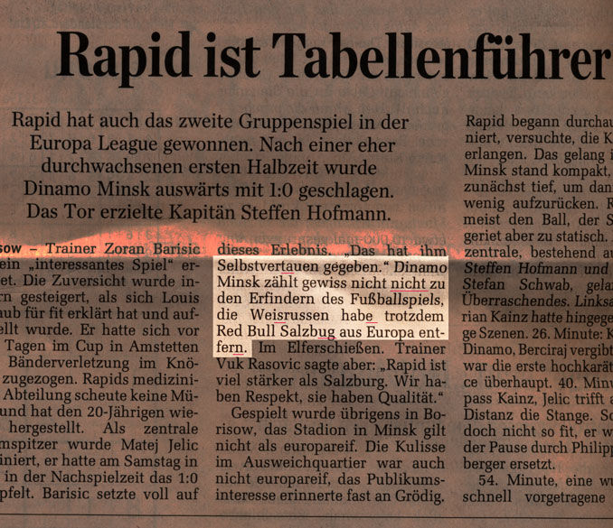 Zeitungsausschnitt zu einem Fußballspiel mit hervorgehobenem Abschnitt, in dem in zwei Sätzen 6 schwere Fehler angemerkt sind.