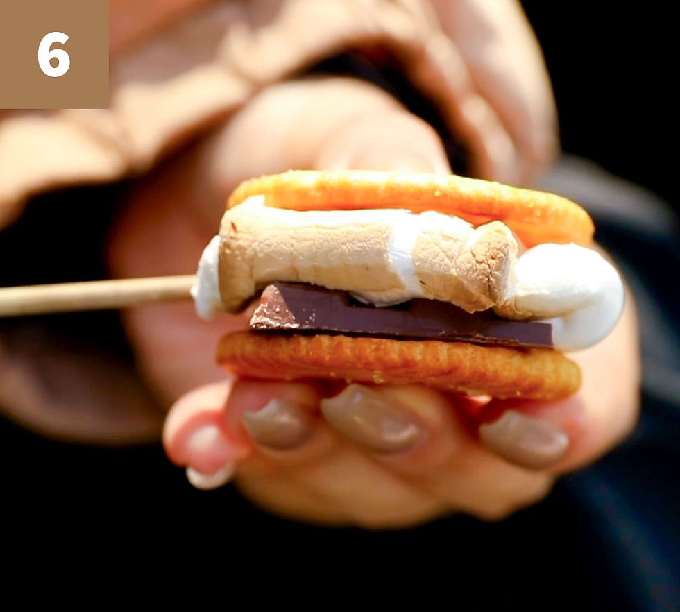 もう1枚のビスケットでサンドし、竹串を引き抜く。