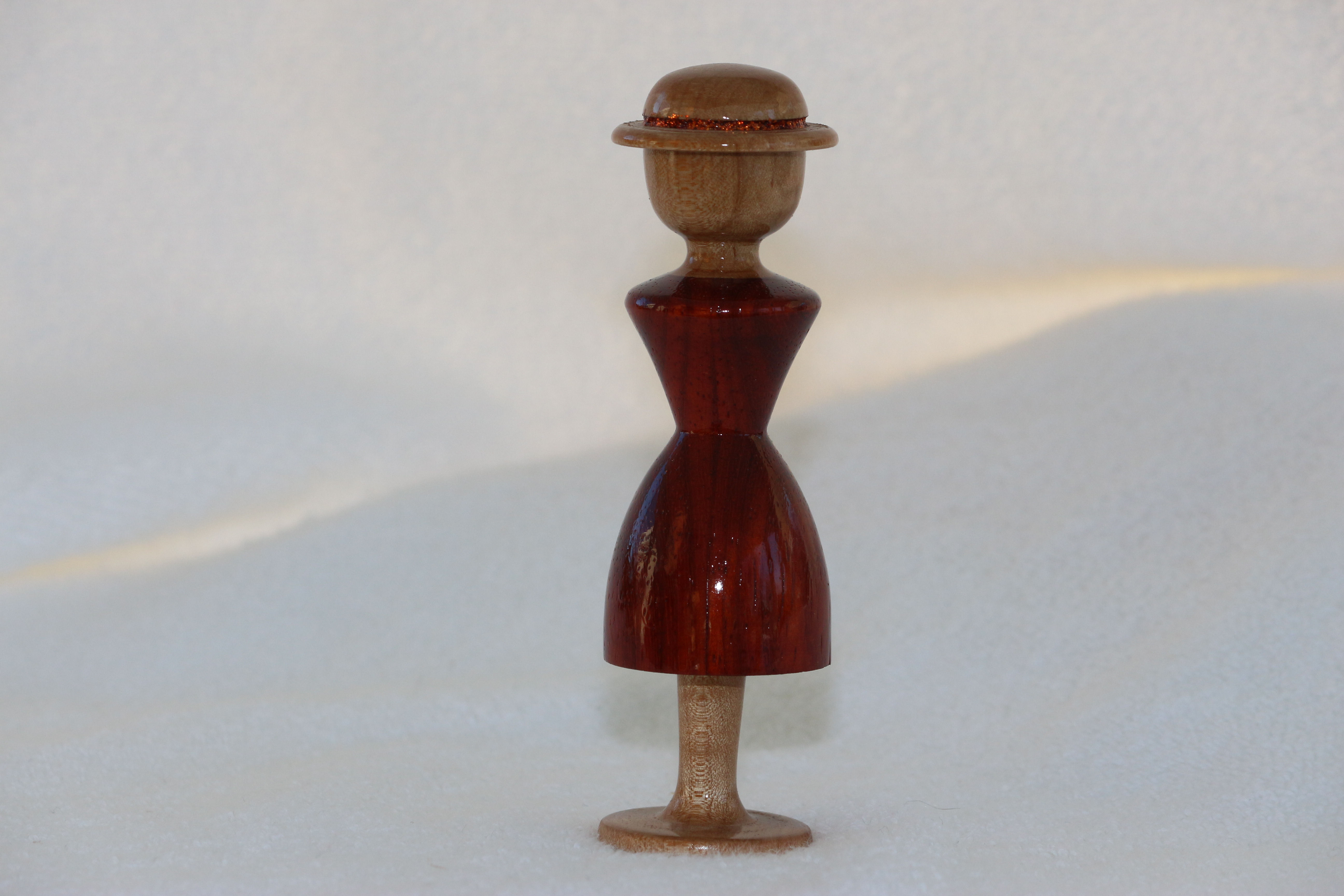 Figurine fillette - Padouk + Merisier