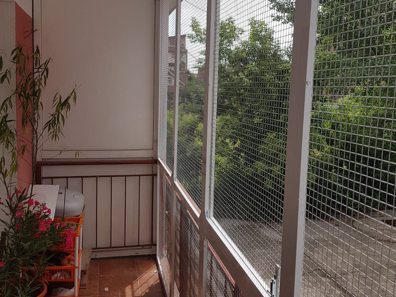 Închidere balcon cu plasă metalică pentru pisici