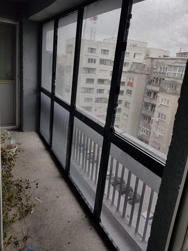 Cușcă exterioară pentru pisici montată la fereastră