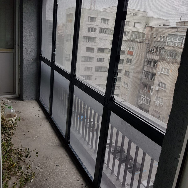 Cușcă exterioară pentru pisici, montată pe tâmplărie, cu iarbă artificială