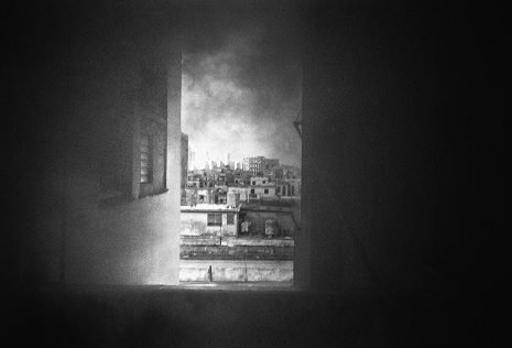 Obra “Viviendo con el enemigo” en la que se fotografían casas siendo fumigadas por una crisis de dengue en Cuba.
