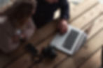 MichaletzMedia arbeitet am Laptop