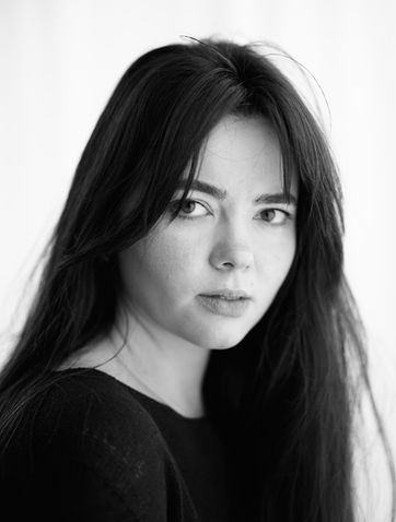 Zwart-wit fine art portret van vrouw door portretfotograaf in Vlaanderen