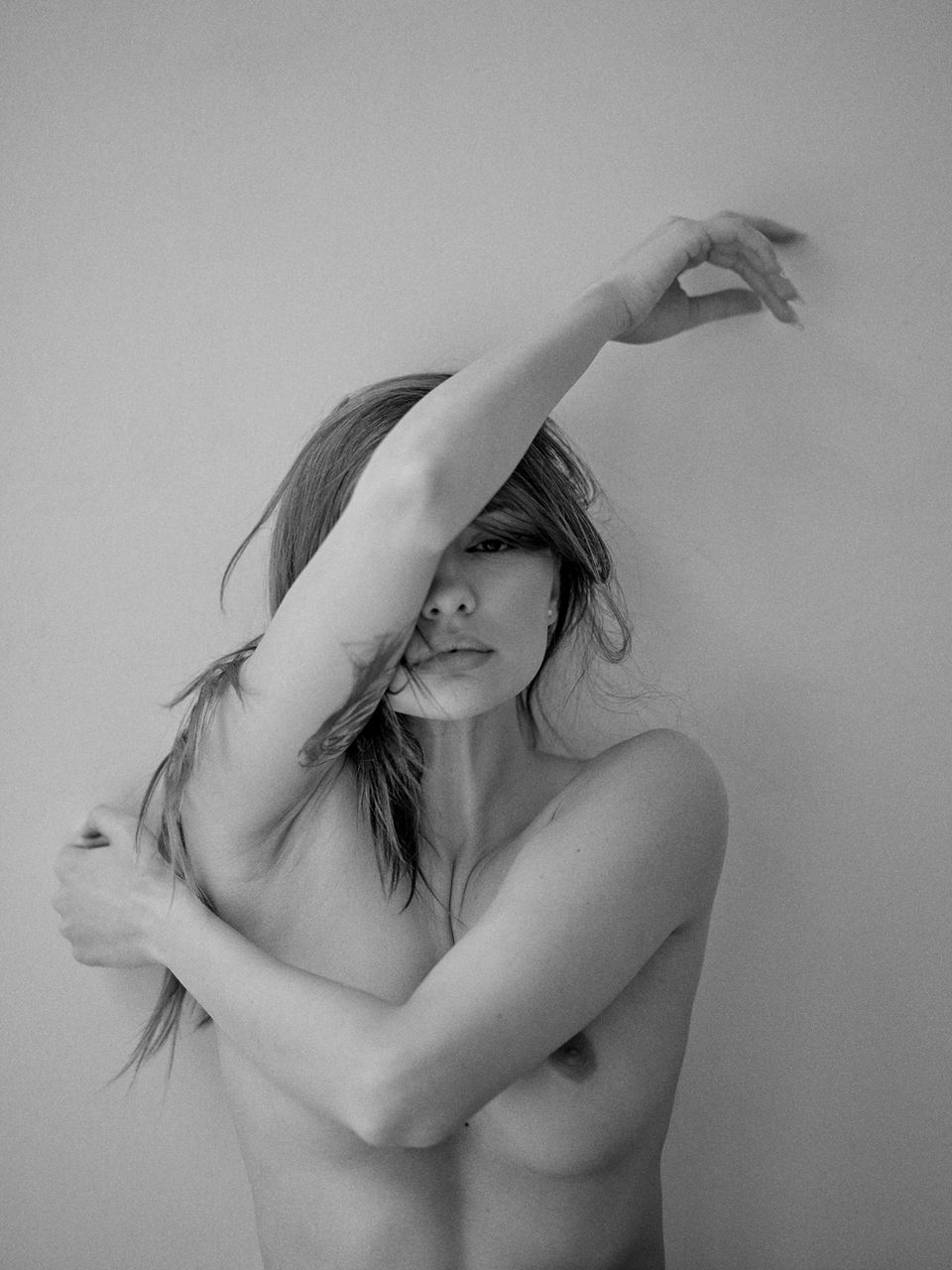 Ingetogen fine art boudoirfotografie in zwart-wit door high-end boudoirfotograaf