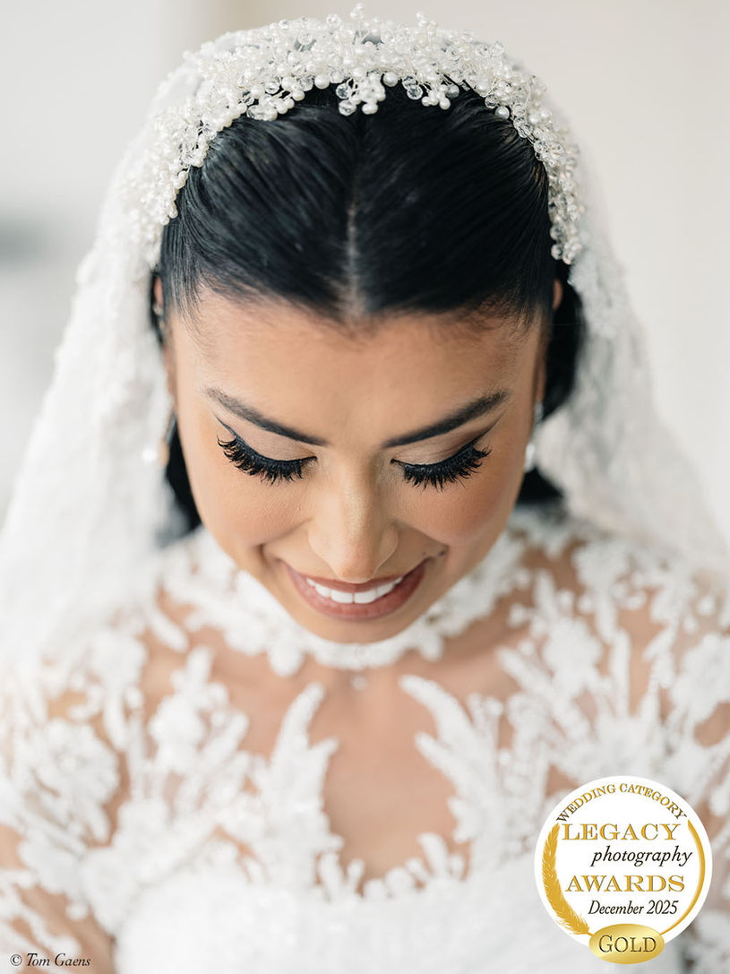 Award-winnend bruidsportret met kanten trouwjurk en zachte expressie