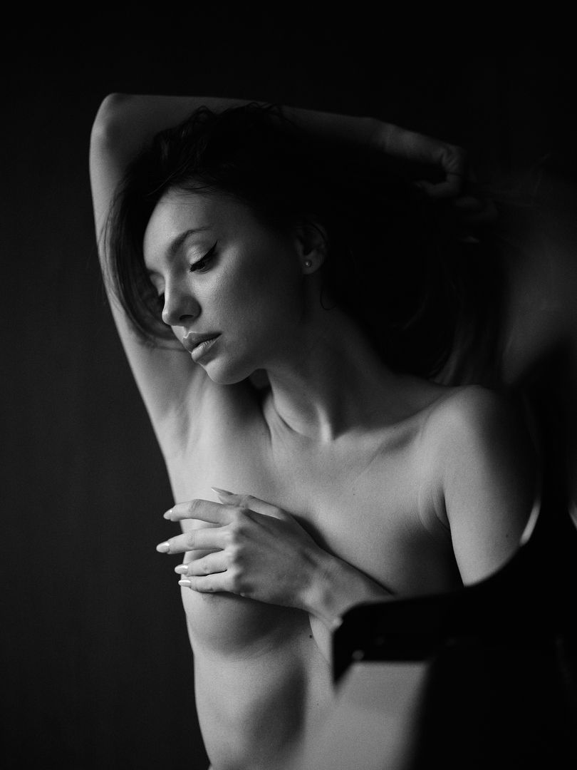 Fine art boudoirportret in zwart-wit vastgelegd door high-end boudoirfotograaf in België