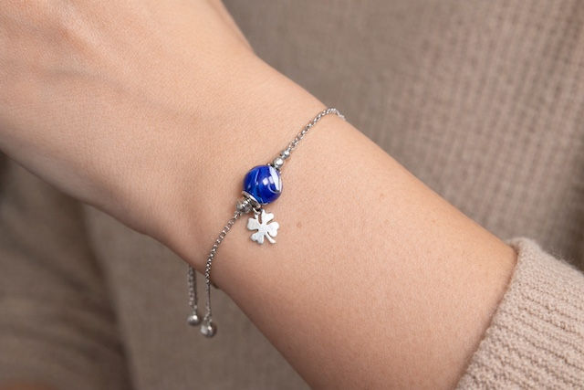 Thumbnail: bracelet bleu marine réglable chaîne en acier inoxydable argenté  perle de verre fait main au chalumeau et charm trèfle