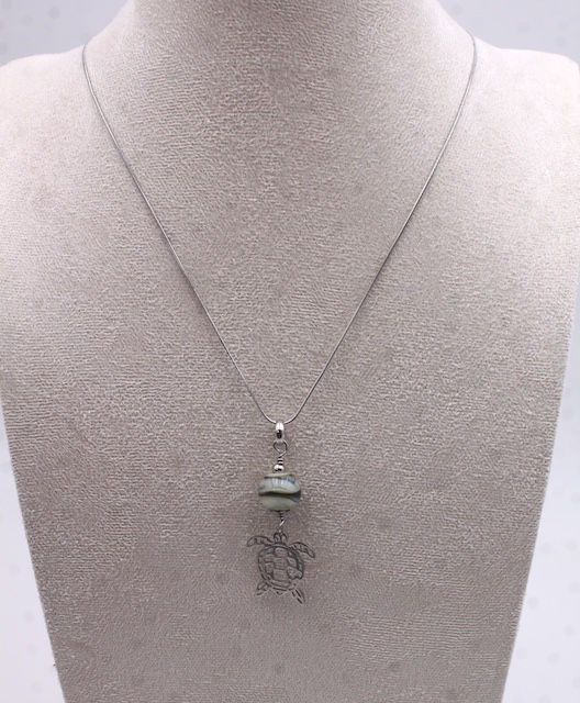 Thumbnail: Pendentif bleu gris avec  charm tortue