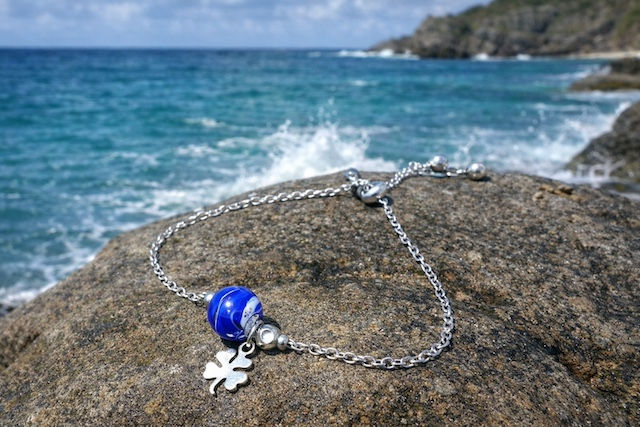 Thumbnail: bracelet bleu marine réglable chaîne en acier inoxydable argenté  perle de verre fait main au chalumeau et charm trèfle