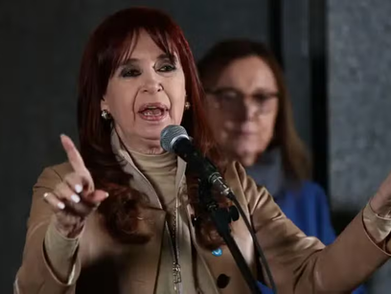 Cristina Kirchner inicia cumprimento de pena em casa com uso de tornozeleira eletrônica