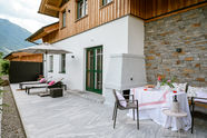 Luxusapartment Wasserberg - Terrasse mit Esstisch und Liegen