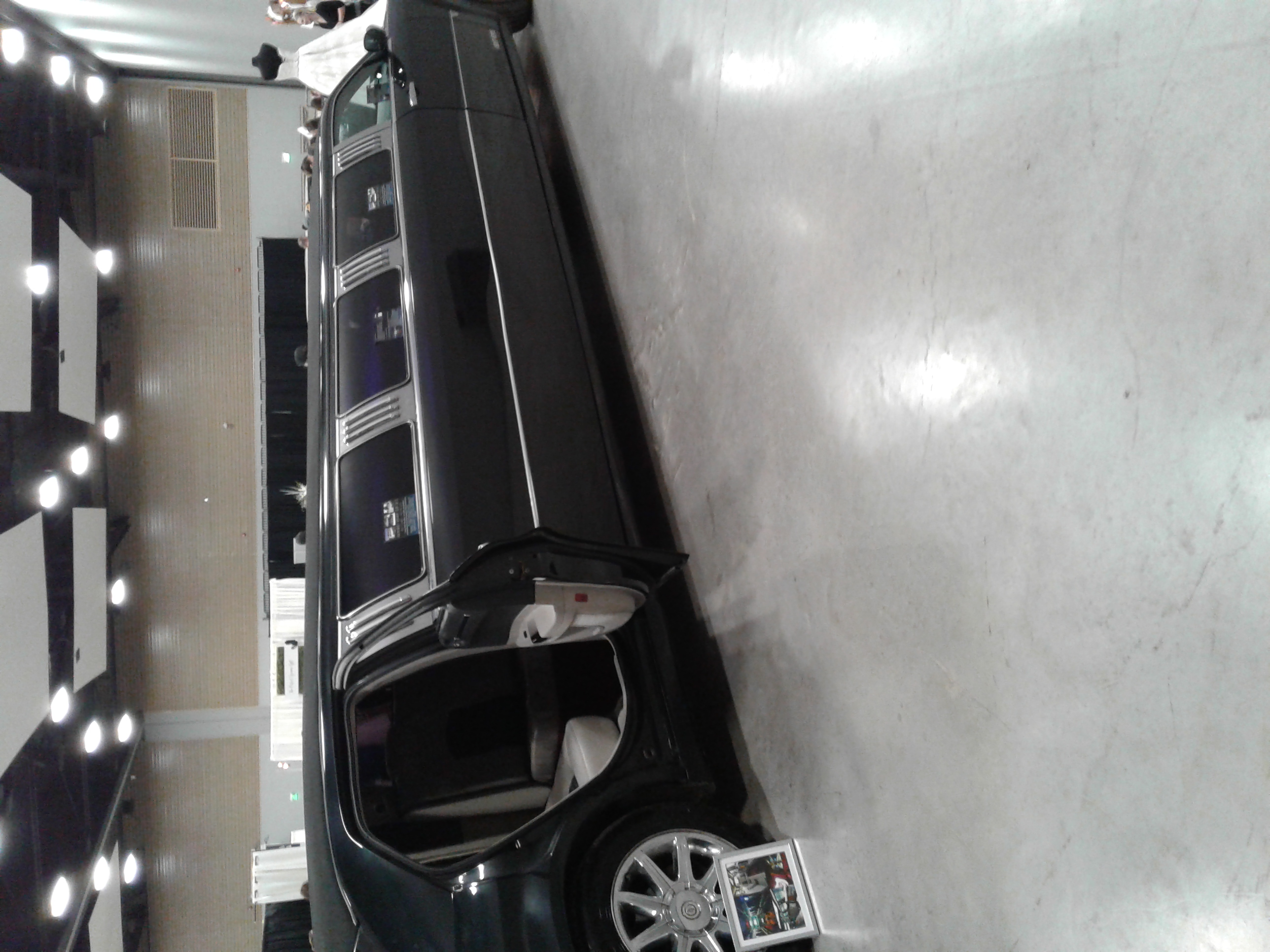 Chrysler 300 Limo - Showroom Floor