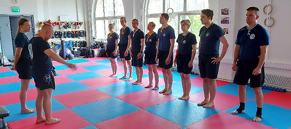 Ohjaaja neuvoo harjoitteista vaihtoehtoiset liikkeet eri kunto- ja liikkuvuustasoille, joten pääset