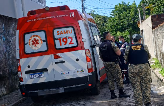 Guarda Municipal de Natal protege equipe do SAMU e contém homem em surto com faca que ameaçava matar a mãe