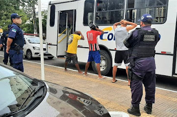 GMN aborda e retira suspeitos de vandalismo de dentro de ônibus do transporte público