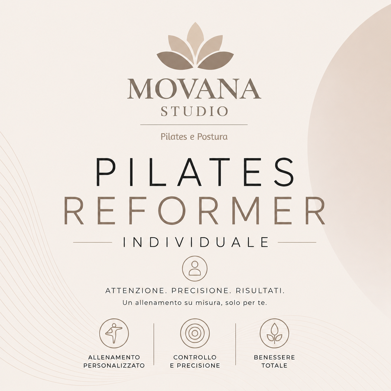 Istruttrice aiuta donna riccia a fare Pilates sul Reformer.