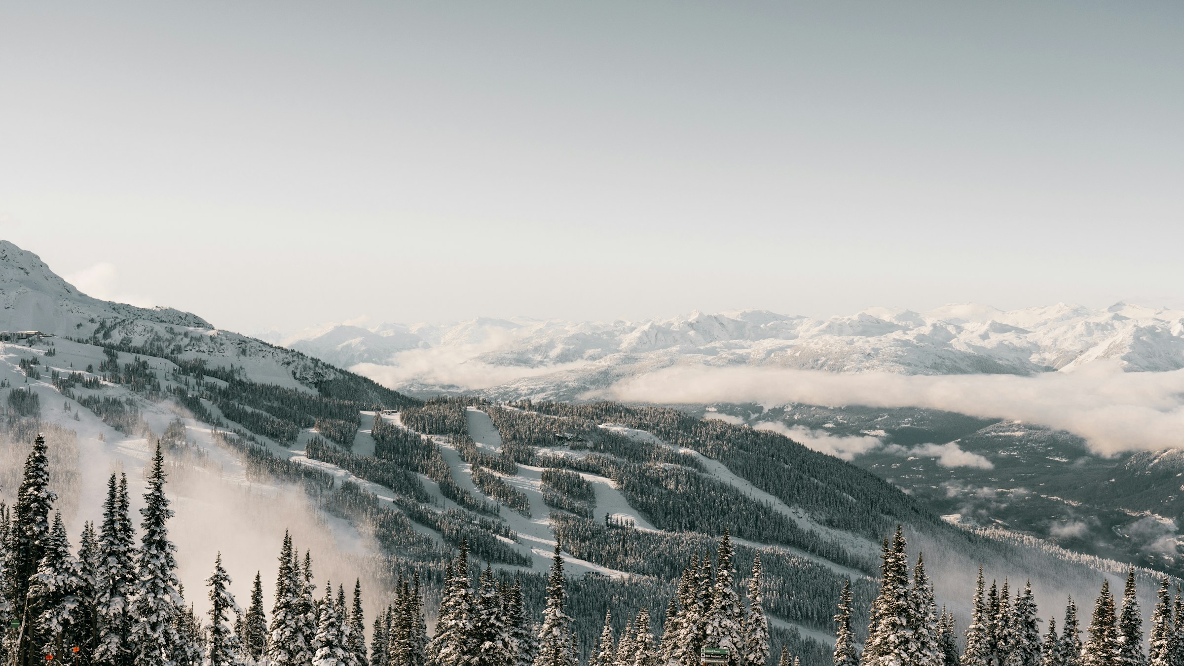 Whistler 雪山远景
