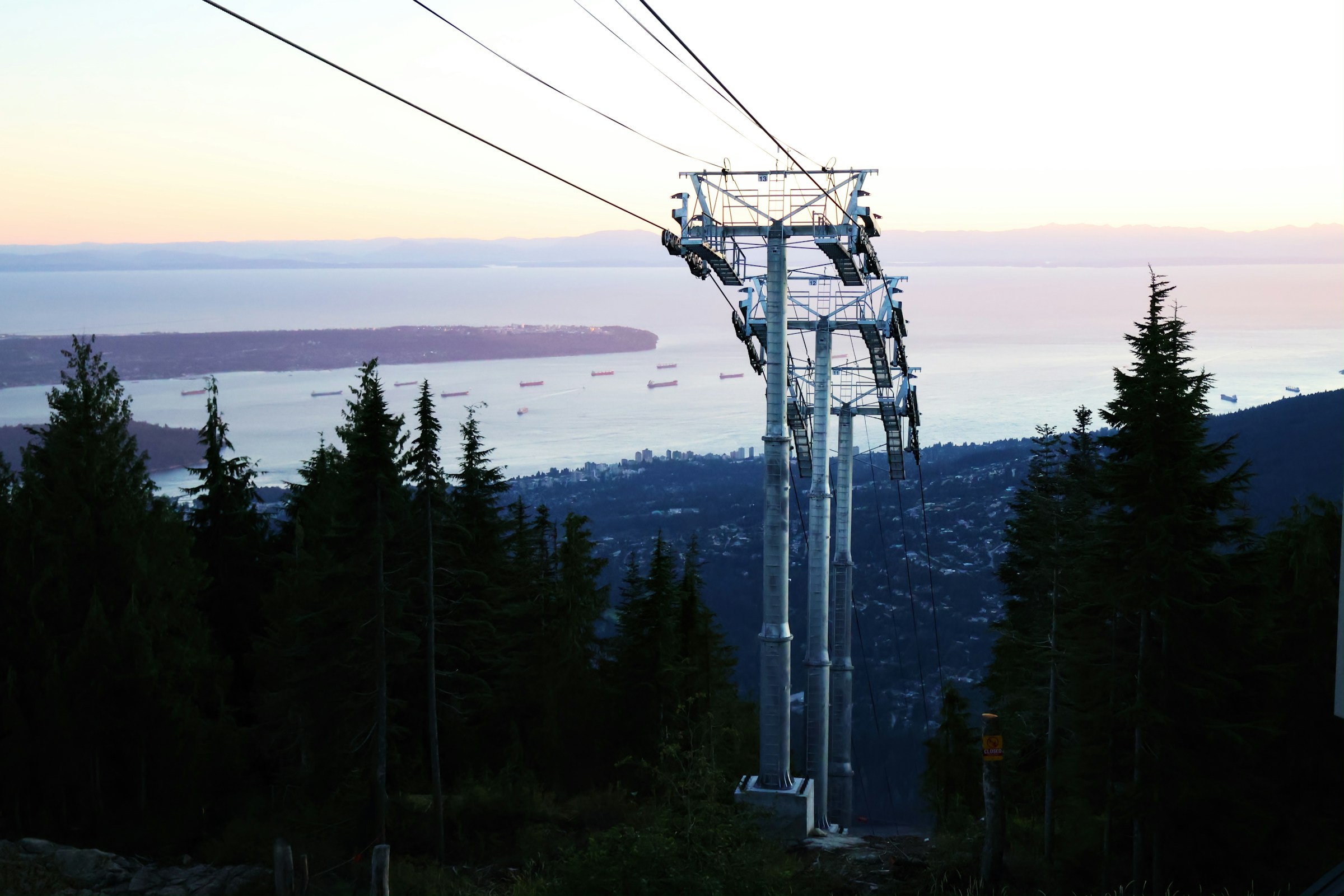 Grouse Mountain 缆车与海景