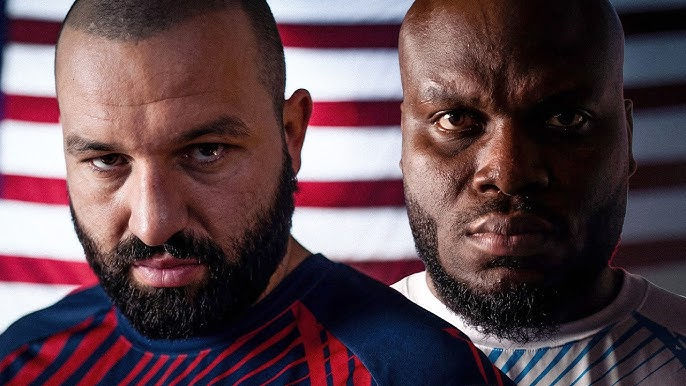 Hokit (left) vs Lewis (right)  (UFC)