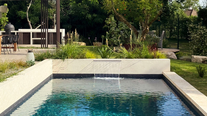 Piscine avec lame d'eau