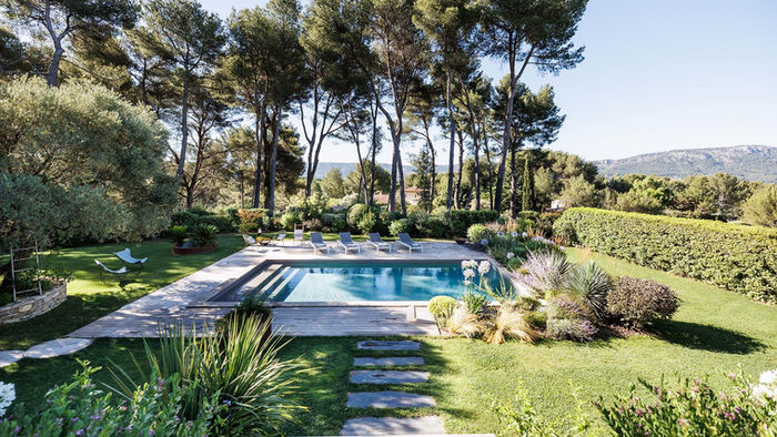 Vue sur la piscine et le jardin environnant