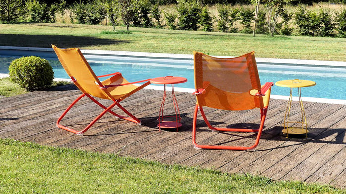 Espace détente sur la terrasse bois en bord de piscine