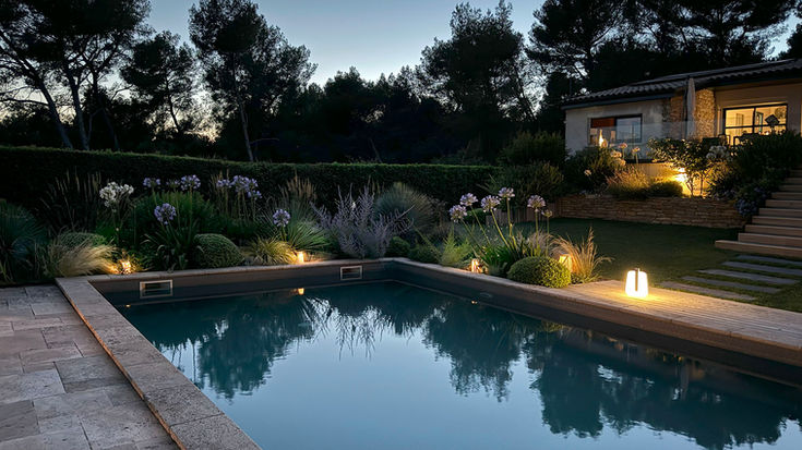 Vue sur la piscine de nuit