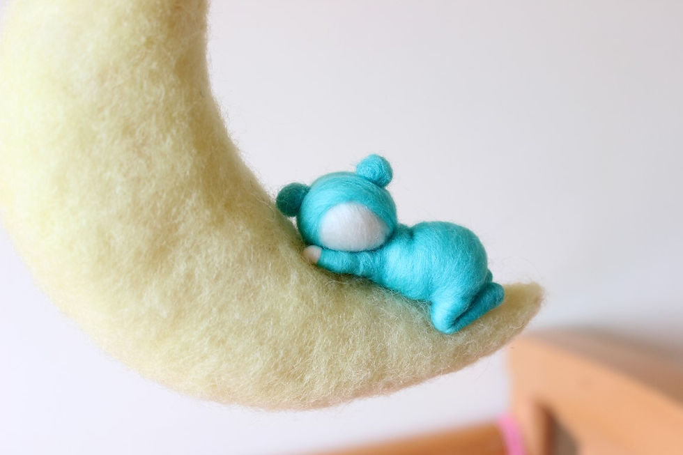 תמונה ממוזערת: תינוק ישן על ירח-תכלת