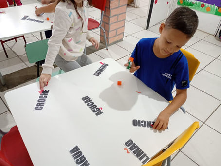 📅 Terça-feira 26/05/2026👩🏫 Sandra Ogg – Facilitadora Social📚 Tema: Jogando e marcando ponto com acentos na linguagem.