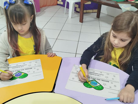 📅 Quinta-feira | 04/09/2025👧👦 Turma 4 a 6 anos👩‍🏫 Profª Tatiana Neves | 👩‍💼 Auxiliar Jaine Thais✨ Título: Coroa da Emoção, Verde e Amarelo no coração!📖 História: Independência do Brasil