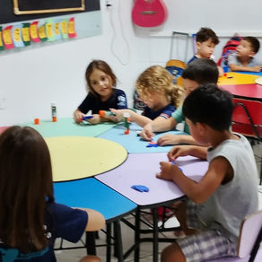 ✨ Quinta-feira – 23/04/2026👩🏫 Teresinha 🦋 Tema: Asas de Papel 🐦