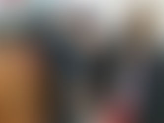 Fazer pulseira com tiras papel colorido.