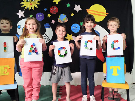 📅 28 de Julho de 2025👧🏽👦🏼 Atividades para crianças de 4 a 6 anos👩‍🏫 "De tampinha em tampinha, cheguei na minha letrinha!"