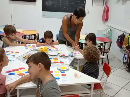 Quarta-feira – 25/02/2026 Tema: As cores trazem alegria em nossas vidas. Sandra Ogg – Facilitadora Social