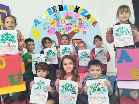 📅 Dia 04 de Agosto de 2025👧👦 Turma: 4 a 6 anos👩 🌍 Título da Atividade: Planeta Limpo, Coração Contente!