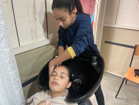 📅 Segunda-feira | 25/08/2025 👧👦 Turma: 10 a 14 anos Corte de Cabelo .